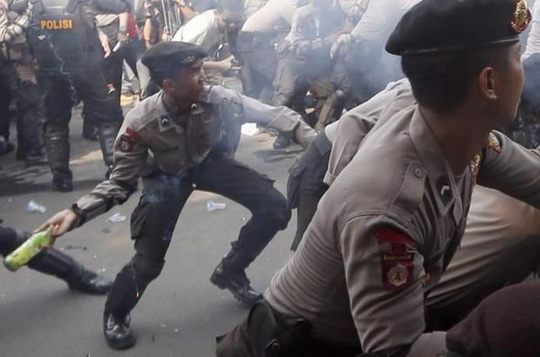 印尼法院判决佐科威大选胜出 警民爆发冲突-仪